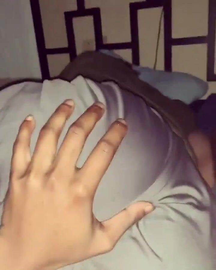 Chico universitario joven le toquete el culo