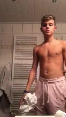 Garoto se despem e se masturba e toca a si mesmo em um banho quente