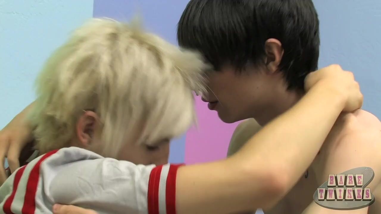 Slender twinks kissing go for hot sex