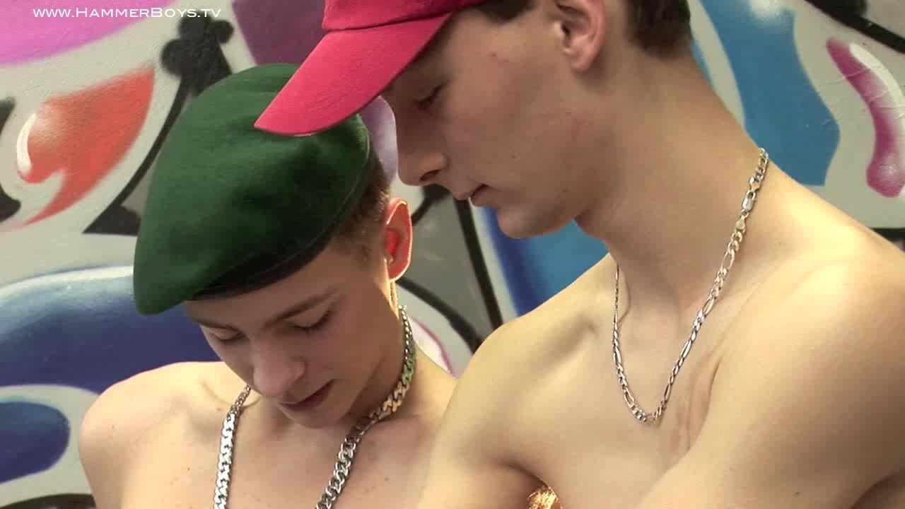 Minets minces sucent grosse bite musclée