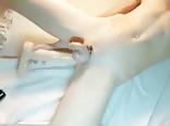 Geölter twink steckt riesigen dildo in schmalen arsch