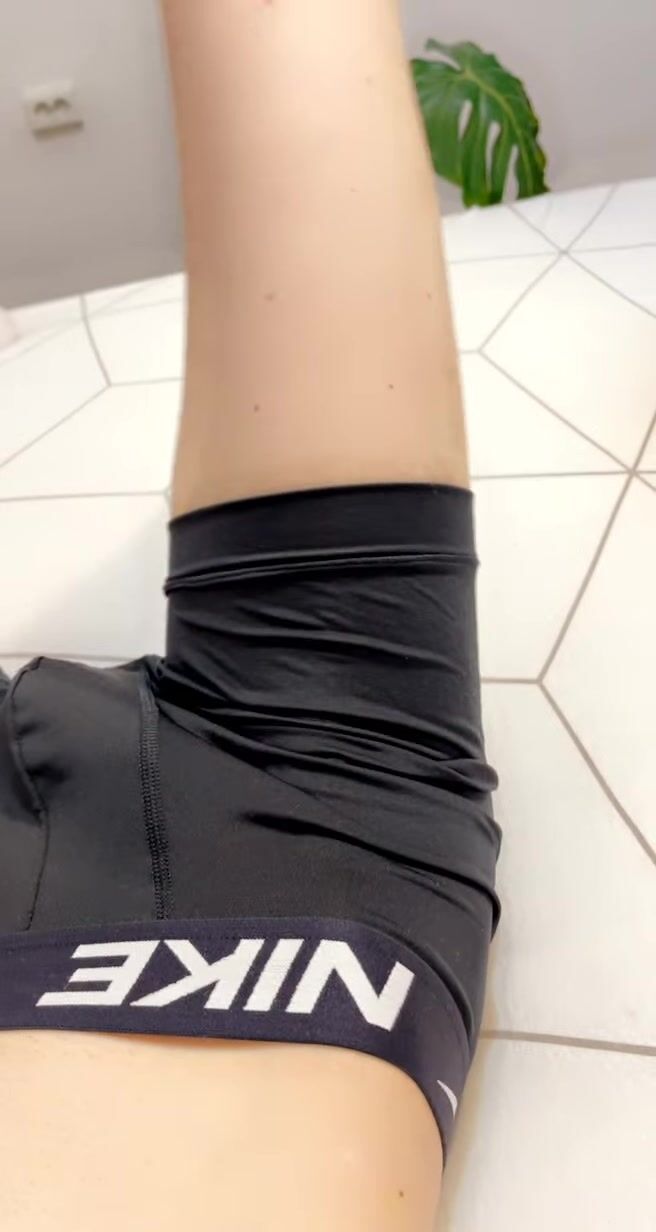 Ado montre son cul mince en caleçon