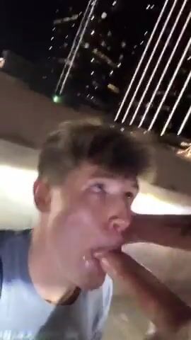 Schlampiger blowjob in der garage