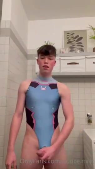 Twink im anzug sehnt sich nach blankem schwanz