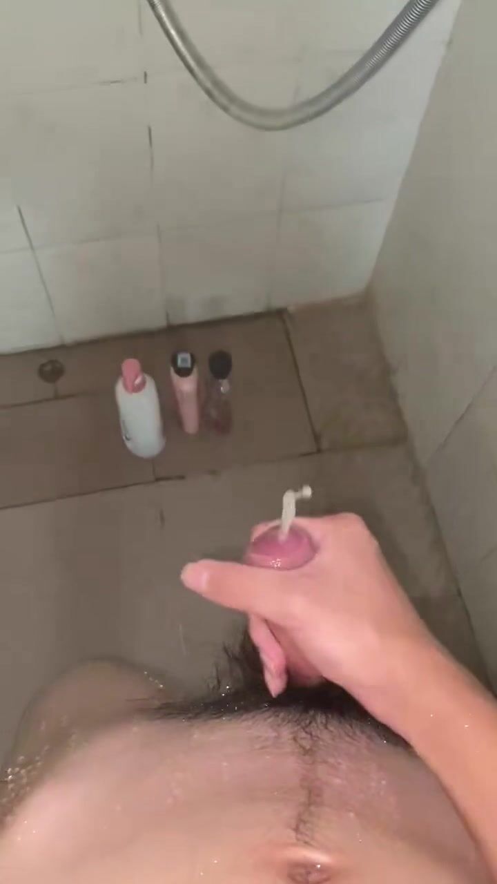 चीनी लड़का शॉवर में छोटा लंड हिलाता है