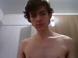 笑顔の10代少年が硬いチンポをシコシコする