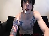 青少年瘾君子在硬屌上抽着烟