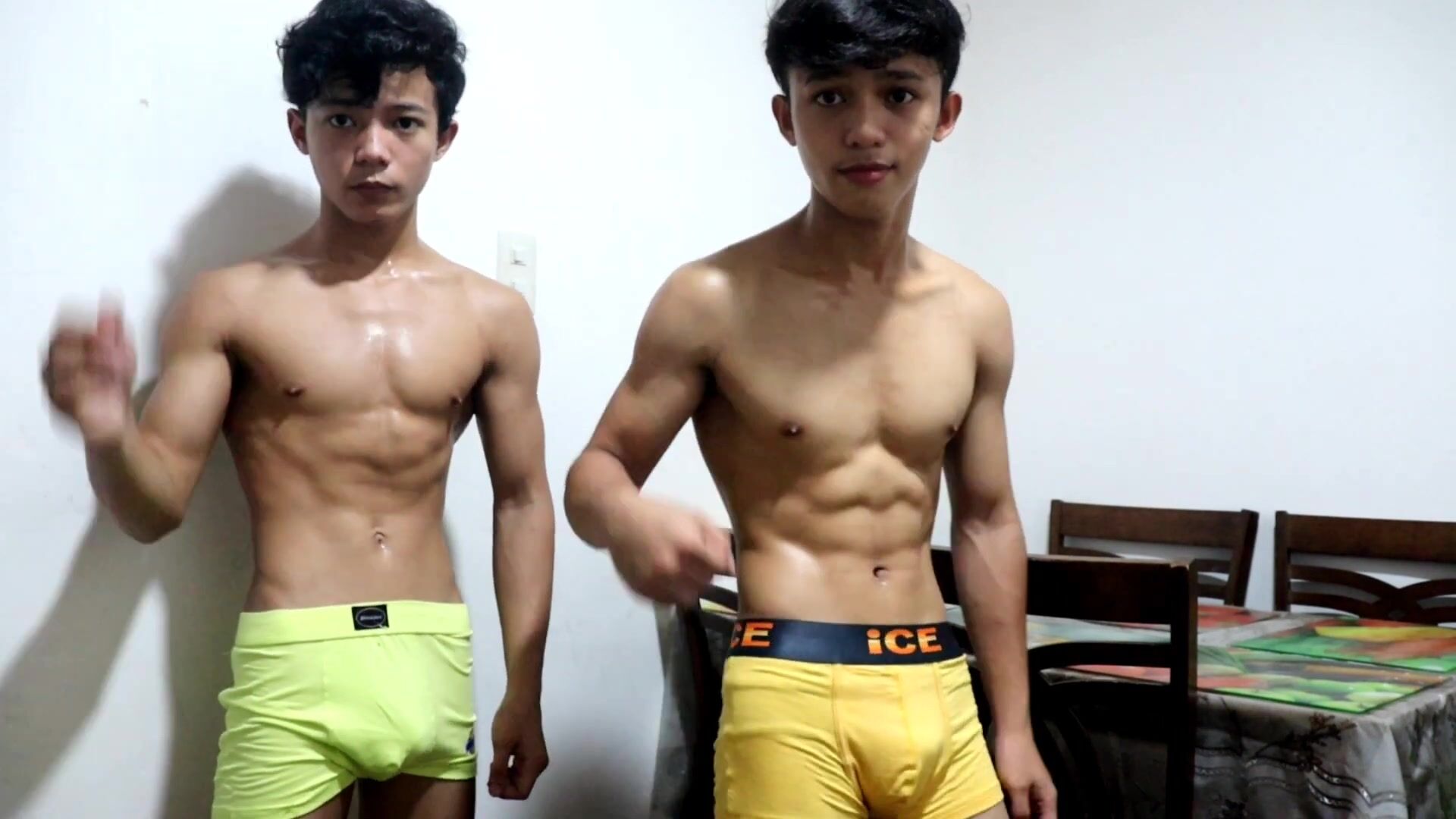 Smooth bodybuilding twink poses on cam