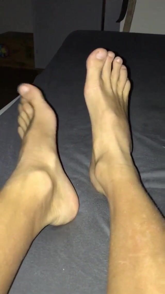光滑的少年把甜美的脚丫展示给爸爸