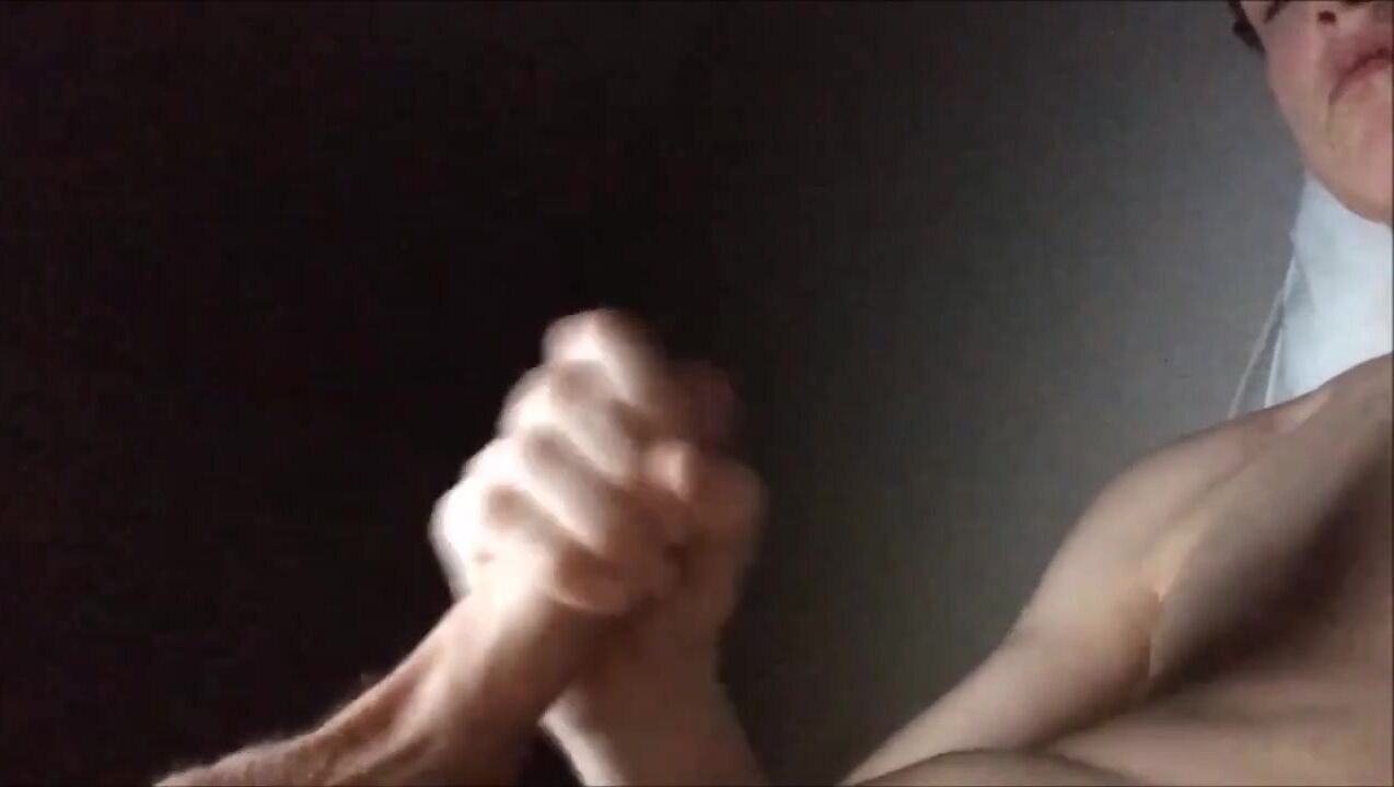 Wichsender twink zeigt glatten körper