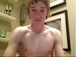 Junger blonder twink masturbiert sanft im ganzen haus