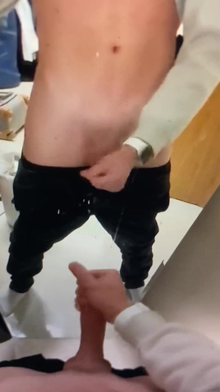 Daddy musclé encule l'ado sans capote 17