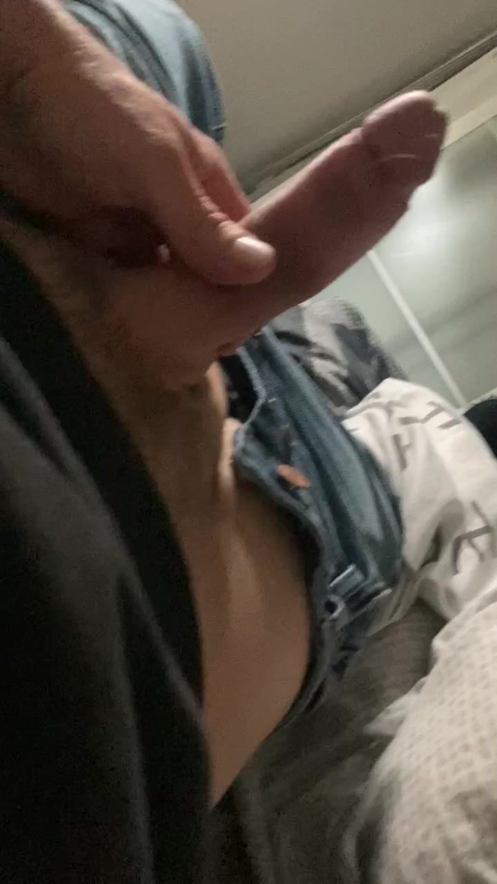 Ado chevauche la bite sans capote d'un daddy musclé 698fb901748ee