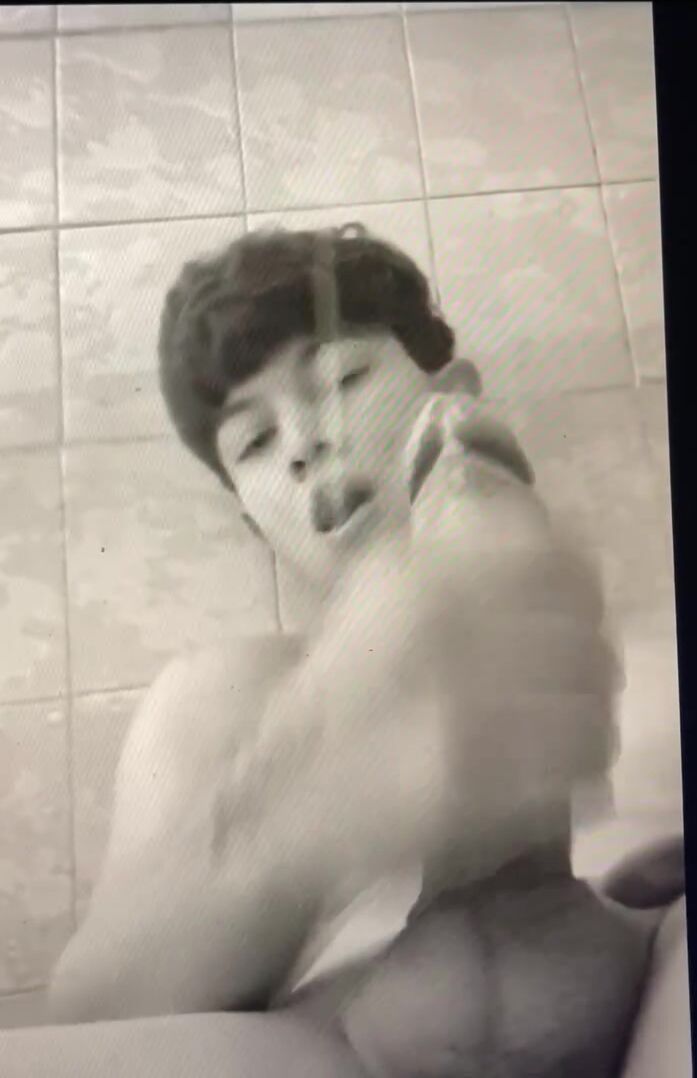 Zarter teenie reitet den nackten schwanz eines muskulösen daddys