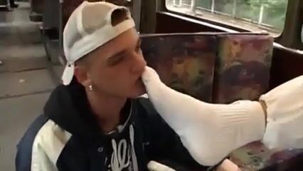 バスでスニーカーsex