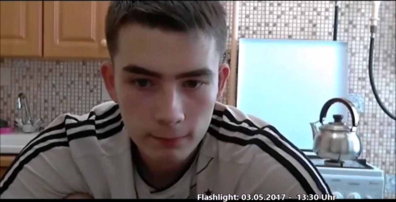 19-летний футбольный твинк показывает большой член и дрочит