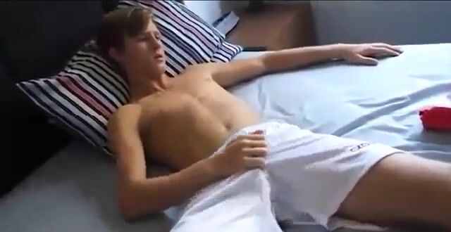 Fußball-jungs wichsen harten schwanz in schwulen pornovideos