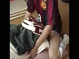 ショートパンツのサッカー少年たち：ホットな男の子のポルノアクション