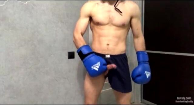 Vidéos porno gay d'ado boxeur en chaussettes éjaculant