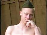 Soldat-twink nimmt schwanz ohne gummi