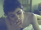 مراهق مثلي يستمتع وحده في السرير