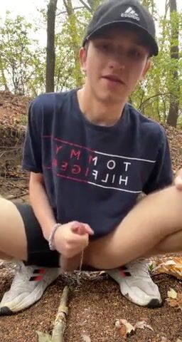 独自的青少年在撸他的硬屌