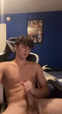 Ado solo branle sa bite dure 6