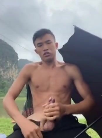 Jeune minet se branle la bite bien dure