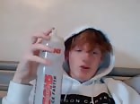 Sinnlicher rothaariger teen spritzt heftig allein
