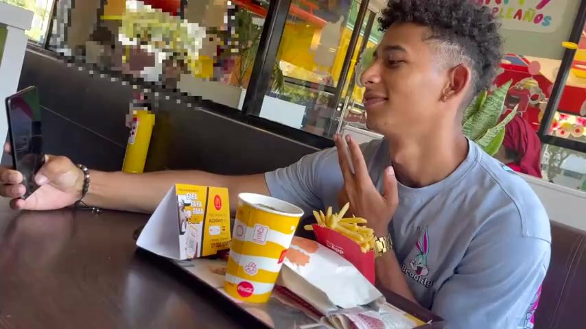 Ados hétéros solos aux burgers