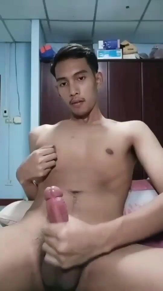 Solo boys spray cum in hot show