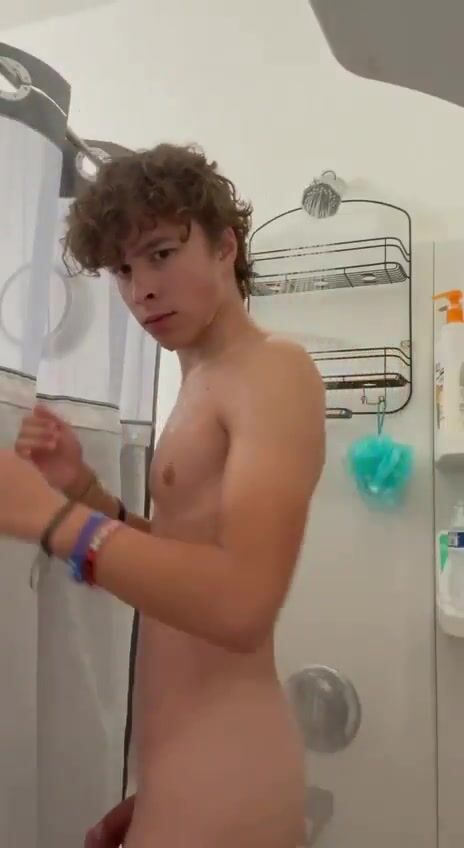 Süßer twink allein unter der dusche