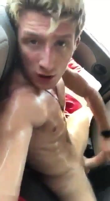 Arrogant pornstar se branle solo en voiture
