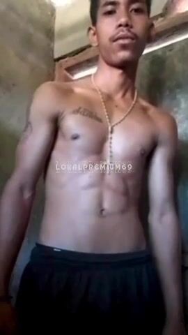 Twink en solitario acaricia su polla