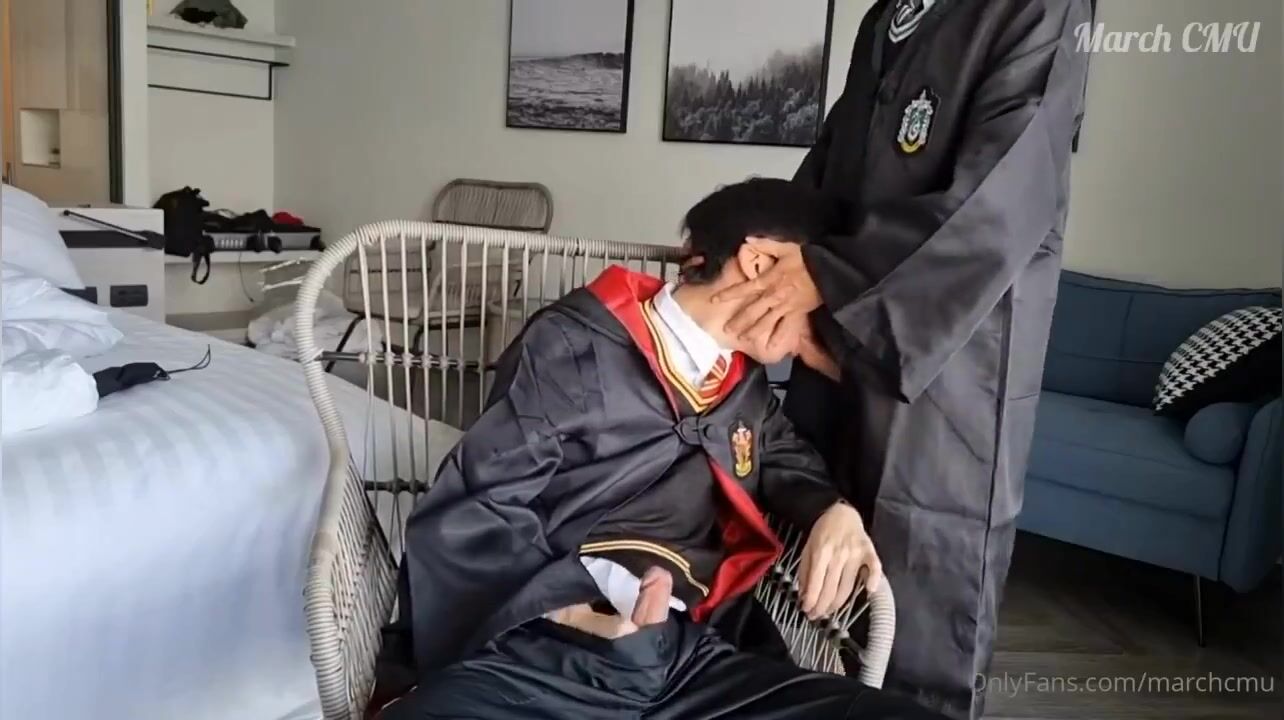 Le sorcier musclé papa démonte à cru la bite de l’ado