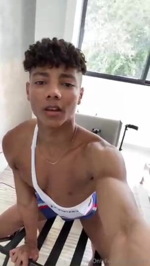 Blonder twink spritzt allein