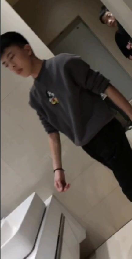 可疑滴水的鸡巴被偷窥