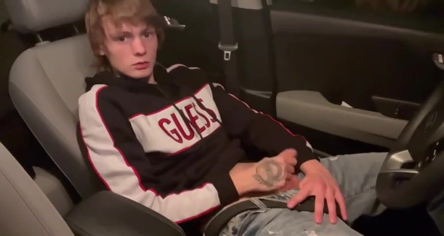 Spikey se détend avec des ados gays après un long trajet