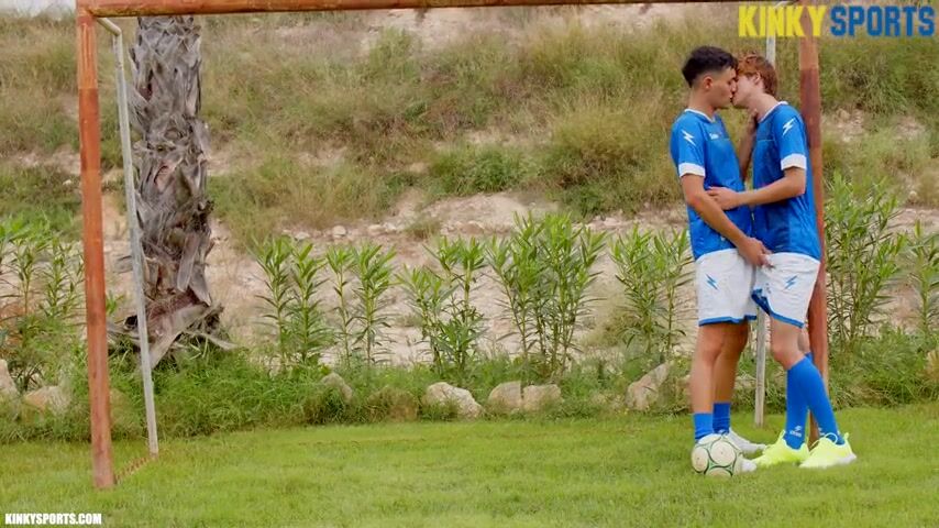 Chicos deportivos follan a pelo en el campo