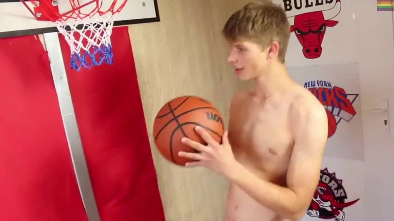 Basketball twink scores on court