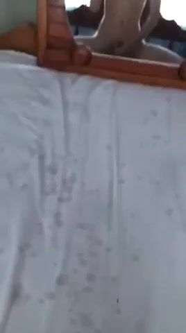 Ado et daddy musclu baisent sans capote et éclaboussent le lit de f...