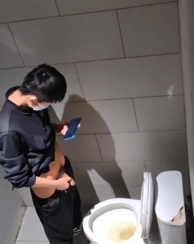 Asian toilet cummer spies on spy