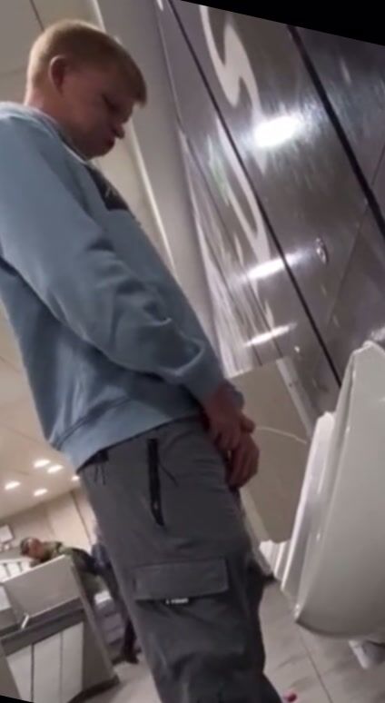 Blond teen caught pissing: spy cam action