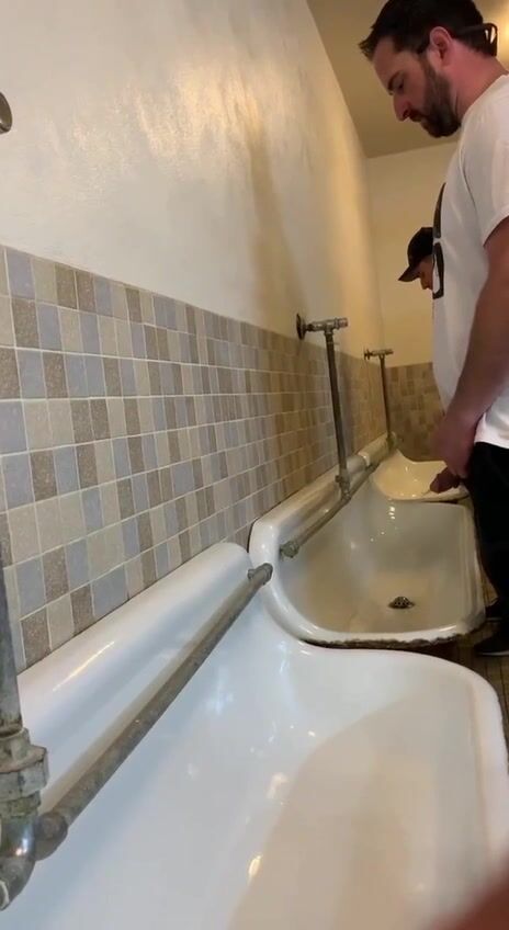 Frère espion baise ado sans capote