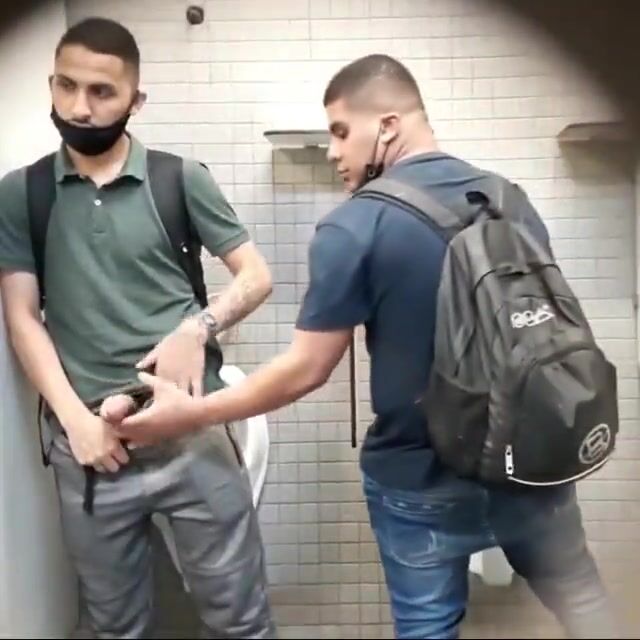 スパイの兄が公衆トイレで少年たちを捕まえて激しいセックス