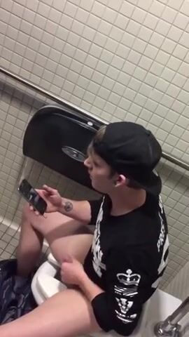 Spy cam catches public toilet wanker