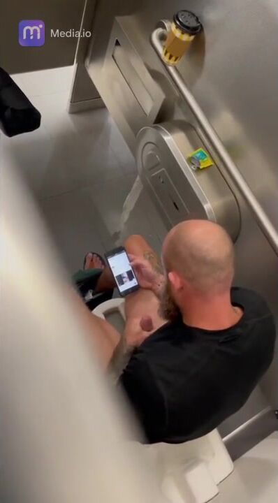Spy for dudes jerking in the public toilets