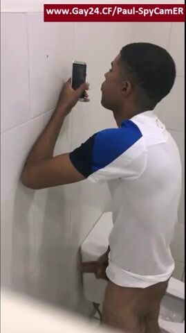 Espion surprend des branleurs dans les toilettes publiques
