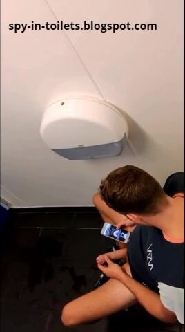 Compilation d'espionnage d'ados se branlant dans les toilettes publ...