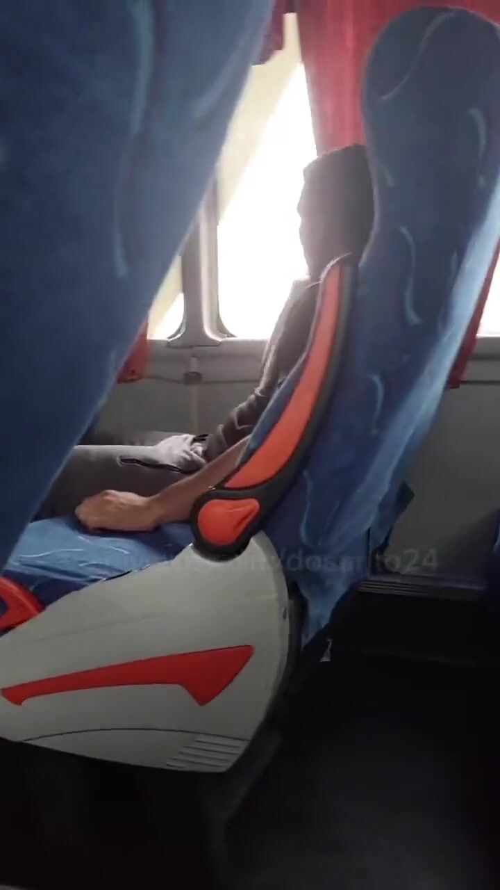 Espion à grosse bite se branle dans le train avec des ados excités